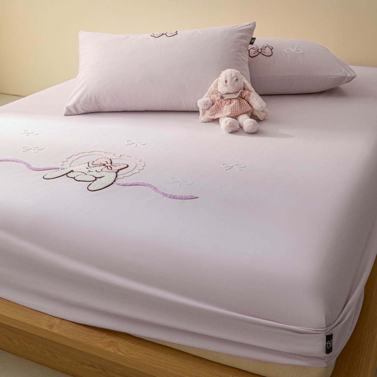 91家纺网 家纺一手货源 找家纺 锦觅 2025新款100S全棉长绒棉陶瓷磨毛绣花纯色单品床笠三件套 晚安兔兔（幻影紫）