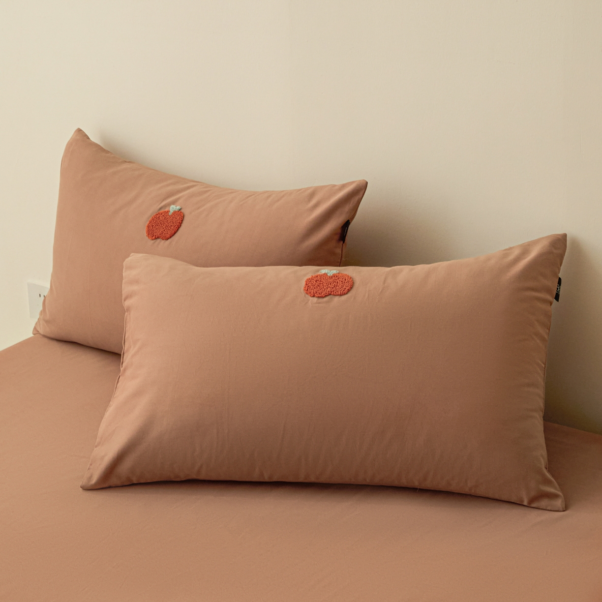 91家纺网 家纺一手货源 找家纺 锦觅 2025新款100S全棉长绒棉陶瓷磨毛绣花纯色单品床笠三件套 气球猫咪(深秋咖）