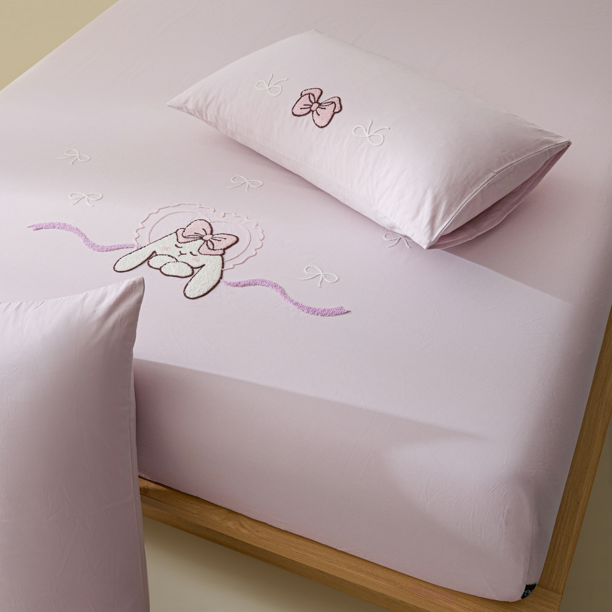 91家纺网 家纺一手货源 找家纺 锦觅 2025新款100S全棉长绒棉陶瓷磨毛绣花纯色单品床笠三件套 晚安兔兔（幻影紫）