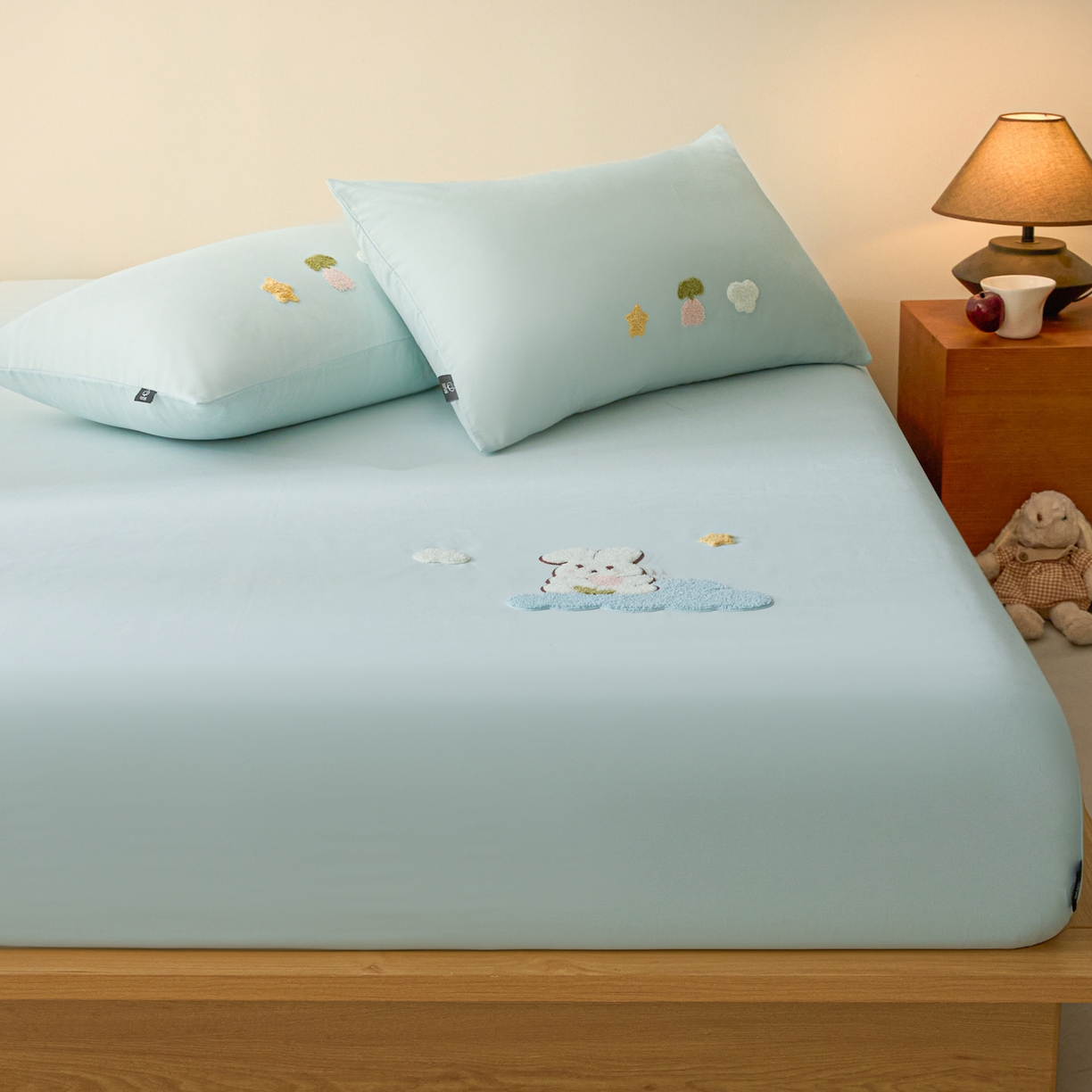 91家纺网 家纺一手货源 找家纺 锦觅 2025新款100S全棉长绒棉陶瓷磨毛绣花纯色单品床笠三件套 星空兔兔（湖水蓝）