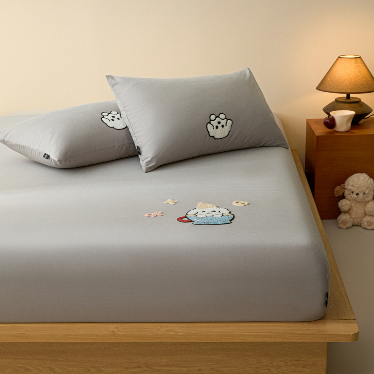 91家纺网 家纺一手货源 找家纺 锦觅 2025新款100S全棉长绒棉陶瓷磨毛绣花纯色单品床笠三件套 茶杯狗狗（太空灰）