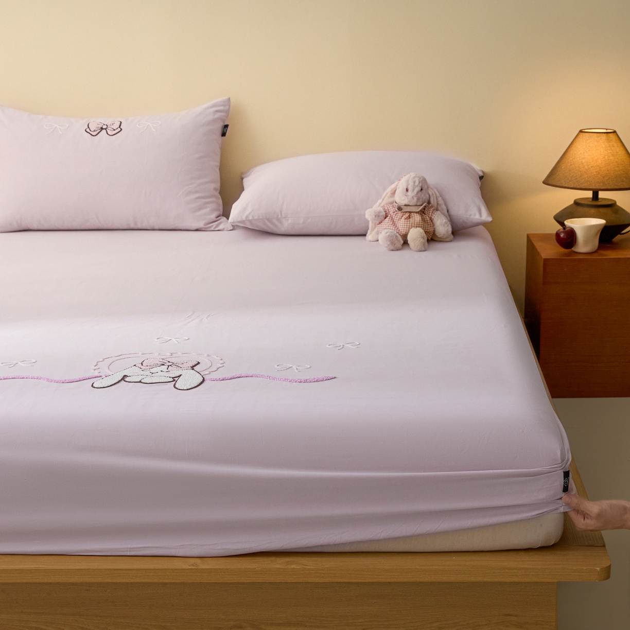 91家纺网 家纺一手货源 找家纺 锦觅 2025新款100S全棉长绒棉陶瓷磨毛绣花纯色单品床笠三件套 晚安兔兔（幻影紫）