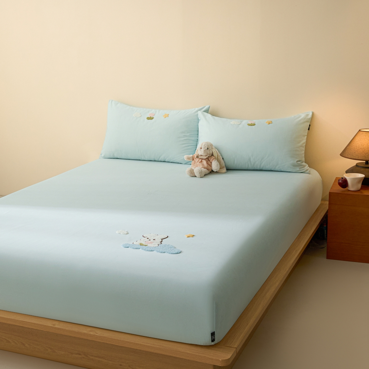 91家纺网 家纺一手货源 找家纺 锦觅 2025新款100S全棉长绒棉陶瓷磨毛绣花纯色单品床笠三件套 星空兔兔（湖水蓝）