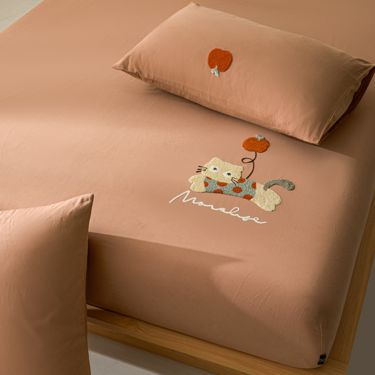 91家纺网 家纺一手货源 找家纺 锦觅 2025新款100S全棉长绒棉陶瓷磨毛绣花纯色单品床笠三件套 气球猫咪(深秋咖）