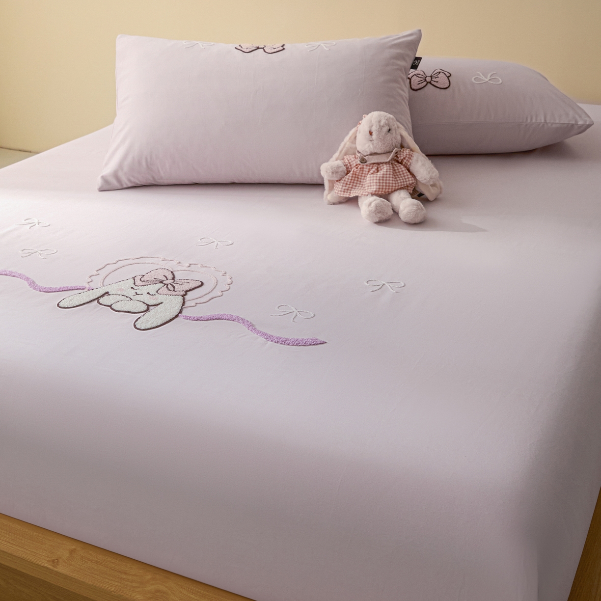 91家纺网 家纺一手货源 找家纺 锦觅 2025新款100S全棉长绒棉陶瓷磨毛绣花纯色单品床笠三件套 晚安兔兔（幻影紫）