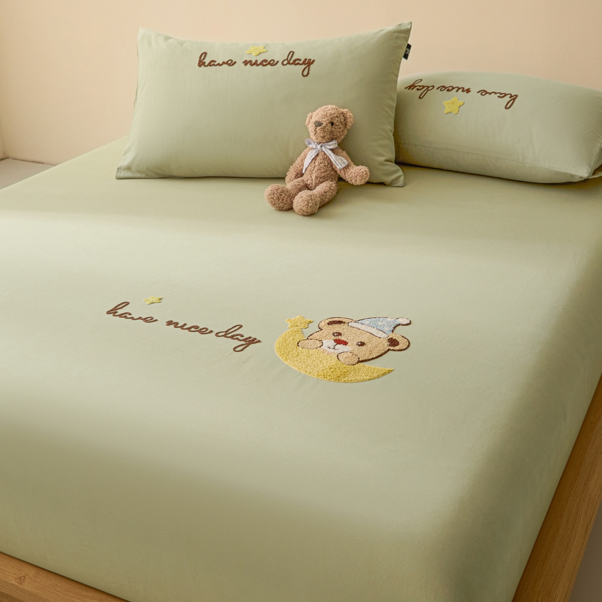 91家纺网 家纺一手货源 找家纺 锦觅 2025新款100S全棉长绒棉陶瓷磨毛绣花纯色单品床笠三件套 月亮小熊（奶绿）