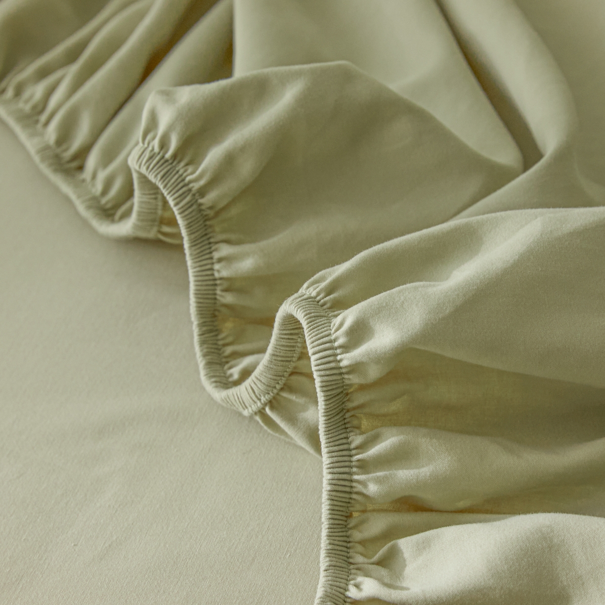 91家纺网 家纺一手货源 找家纺 锦觅 2025新款100S全棉长绒棉陶瓷磨毛绣花纯色单品床笠三件套 月亮小熊（奶绿）