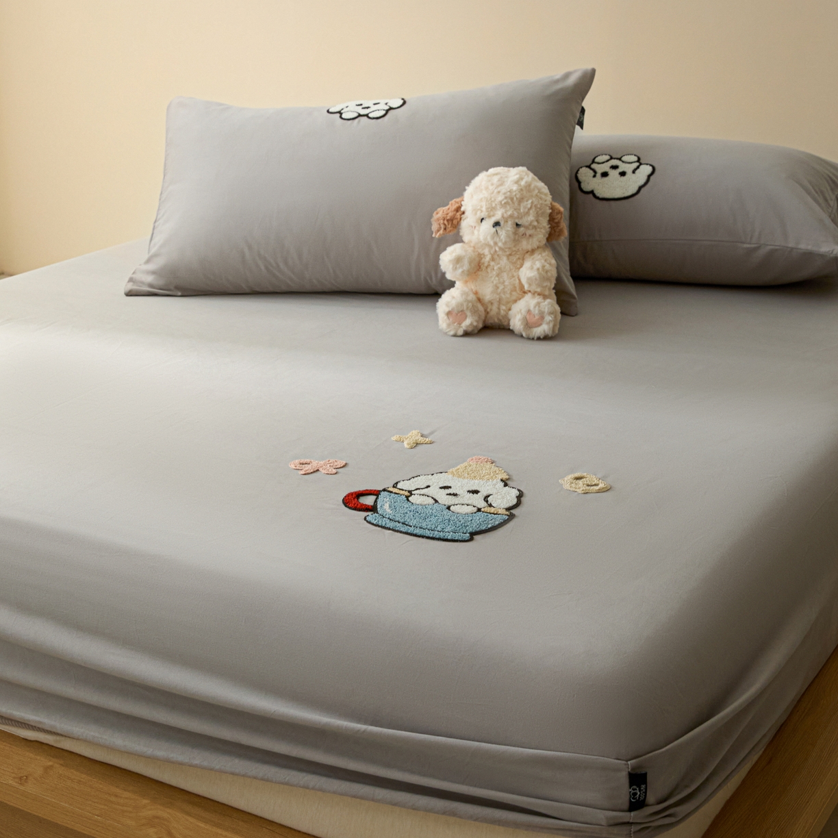 91家纺网 家纺一手货源 找家纺 锦觅 2025新款100S全棉长绒棉陶瓷磨毛绣花纯色单品床笠三件套 茶杯狗狗（太空灰）