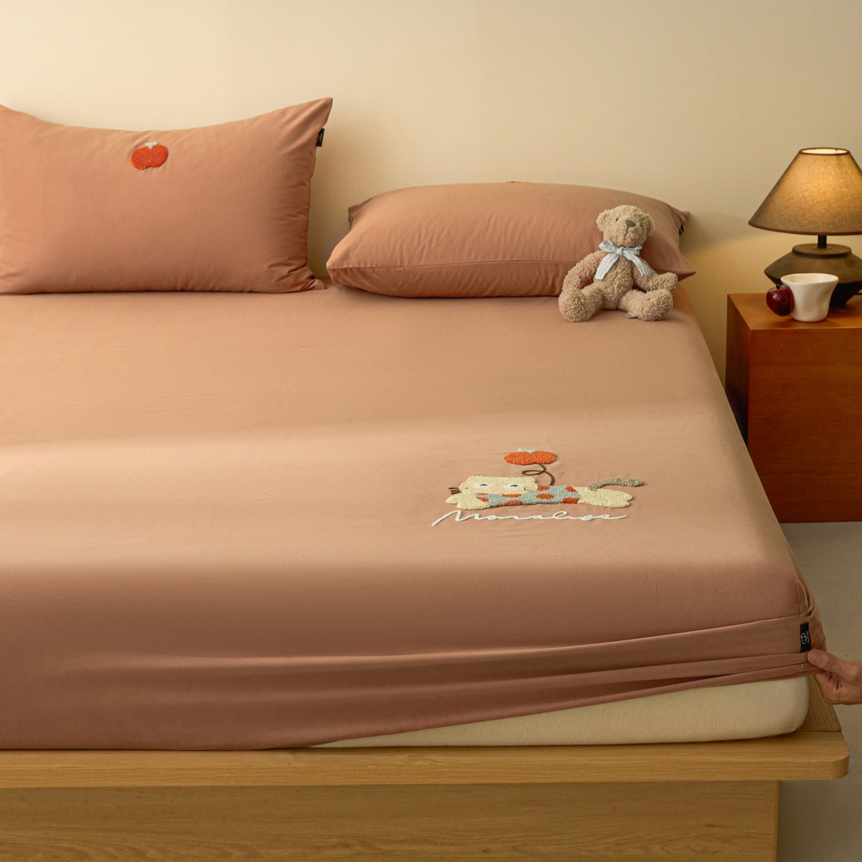 91家纺网 家纺一手货源 找家纺 锦觅 2025新款100S全棉长绒棉陶瓷磨毛绣花纯色单品床笠三件套 气球猫咪(深秋咖）