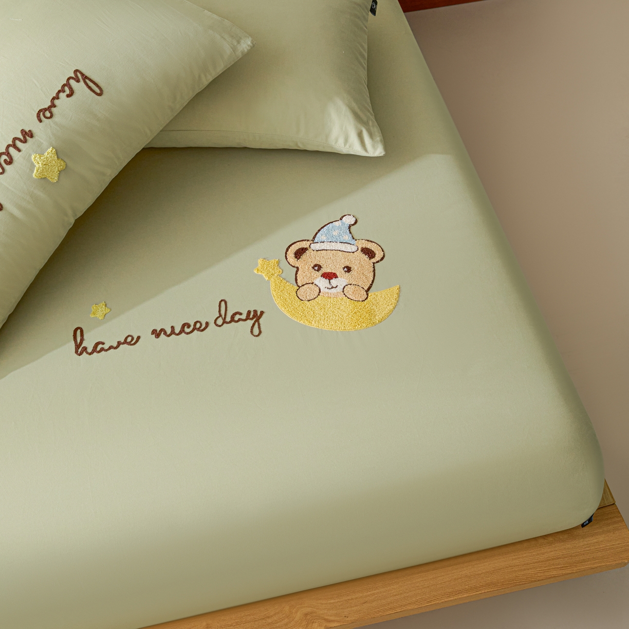 91家纺网 家纺一手货源 找家纺 锦觅 2025新款100S全棉长绒棉陶瓷磨毛绣花纯色单品床笠三件套 月亮小熊（奶绿）