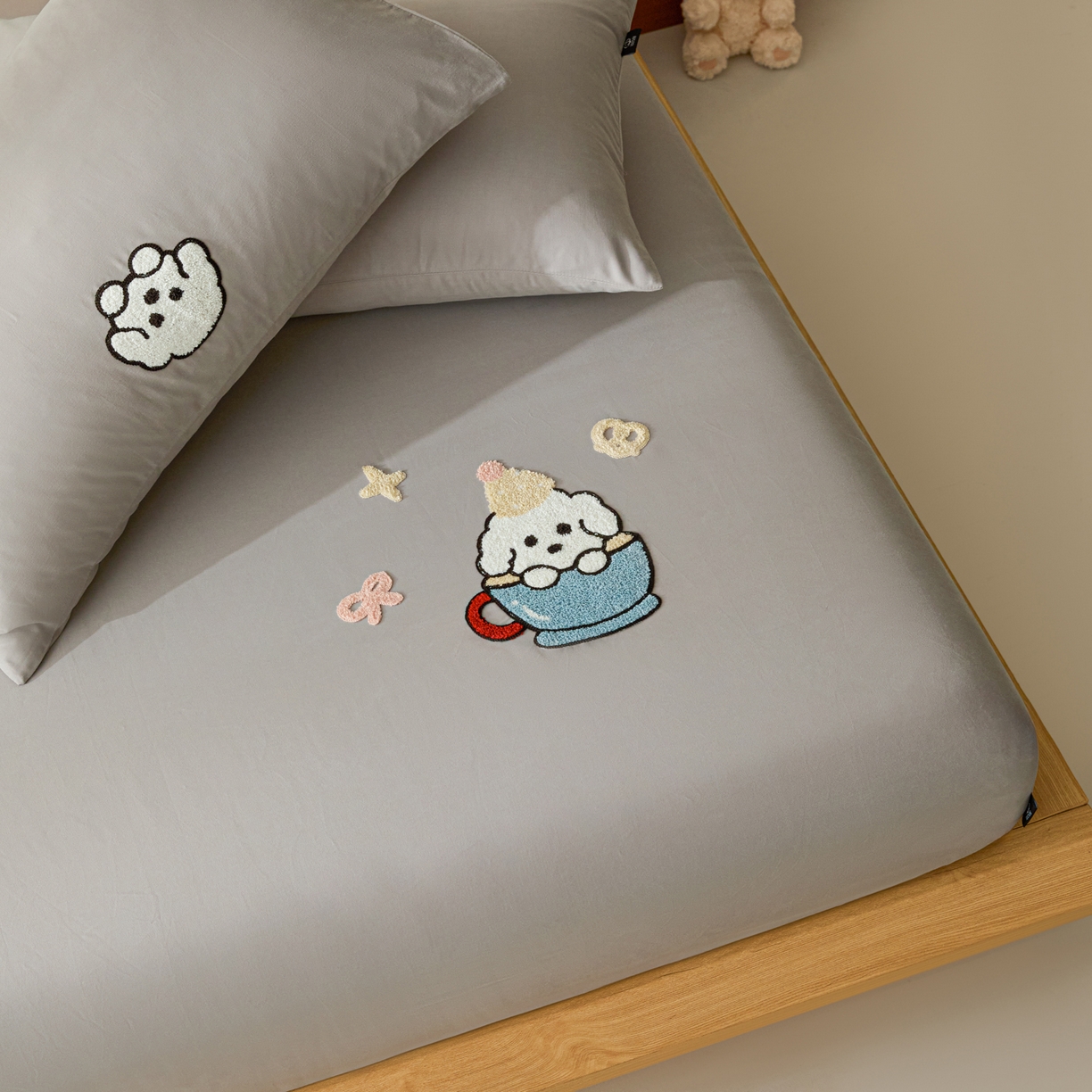 91家纺网 家纺一手货源 找家纺 锦觅 2025新款100S全棉长绒棉陶瓷磨毛绣花纯色单品床笠三件套 茶杯狗狗（太空灰）