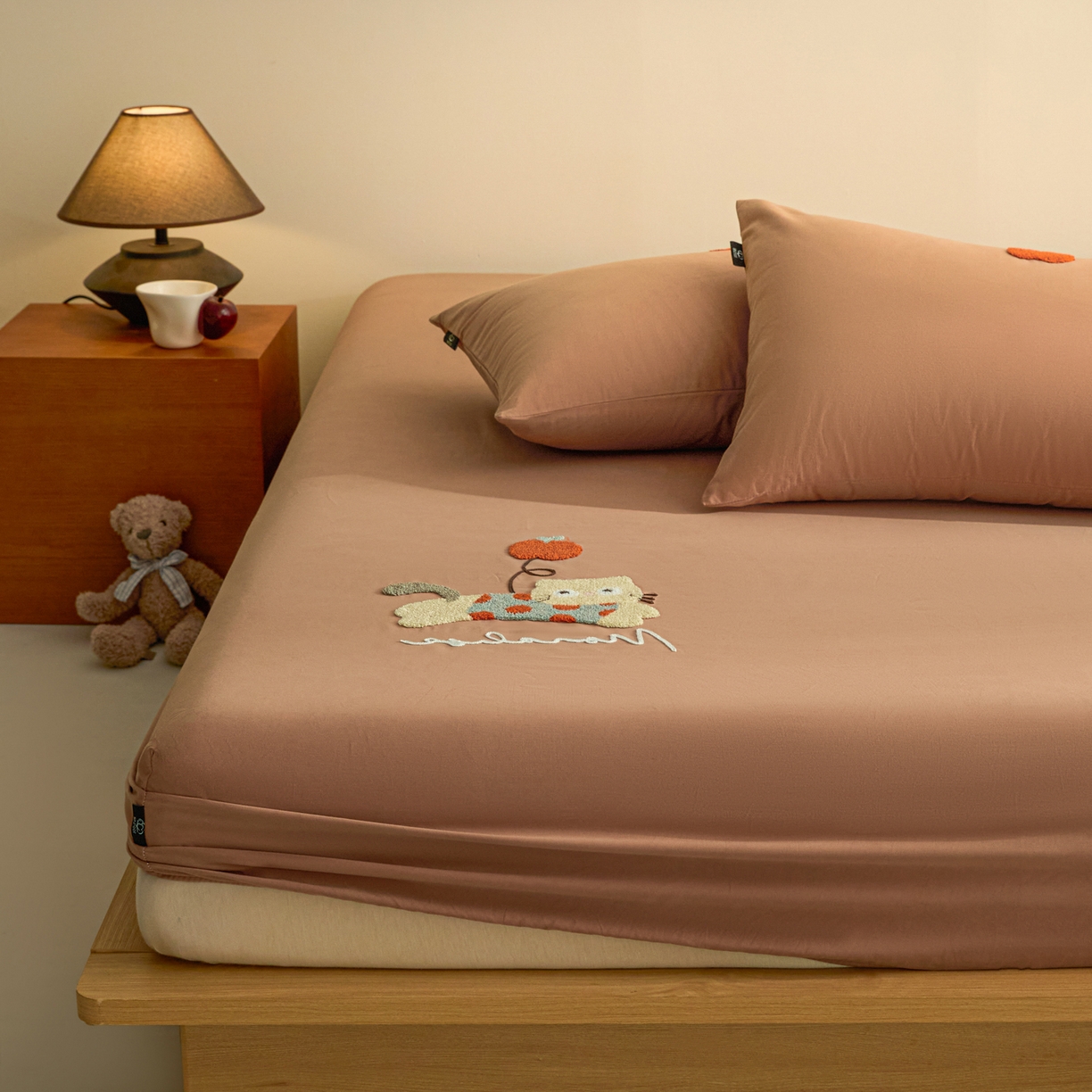 91家纺网 家纺一手货源 找家纺 锦觅 2025新款100S全棉长绒棉陶瓷磨毛绣花纯色单品床笠三件套 气球猫咪(深秋咖）