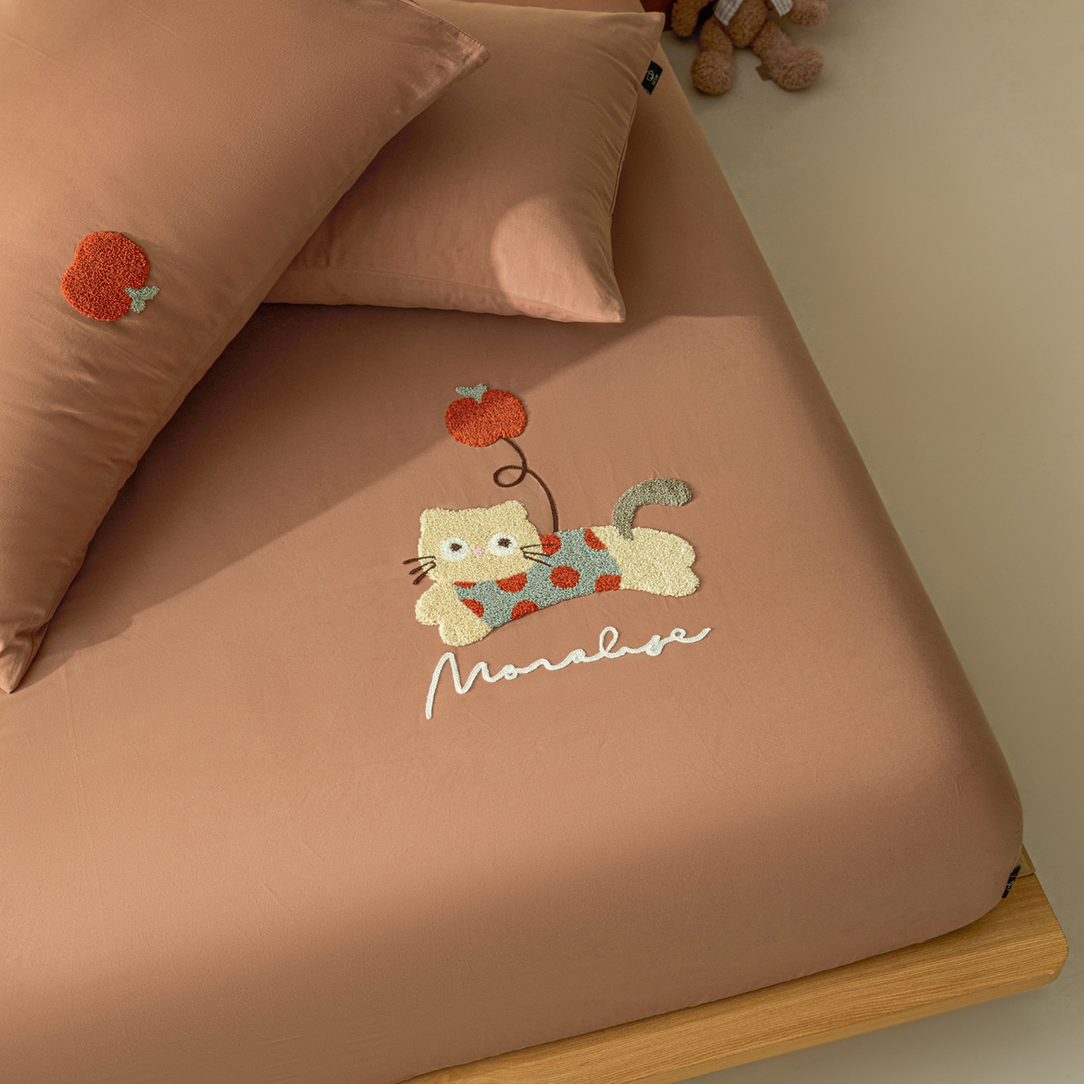 91家纺网 家纺一手货源 找家纺 锦觅 2025新款100S全棉长绒棉陶瓷磨毛绣花纯色单品床笠三件套 气球猫咪(深秋咖）