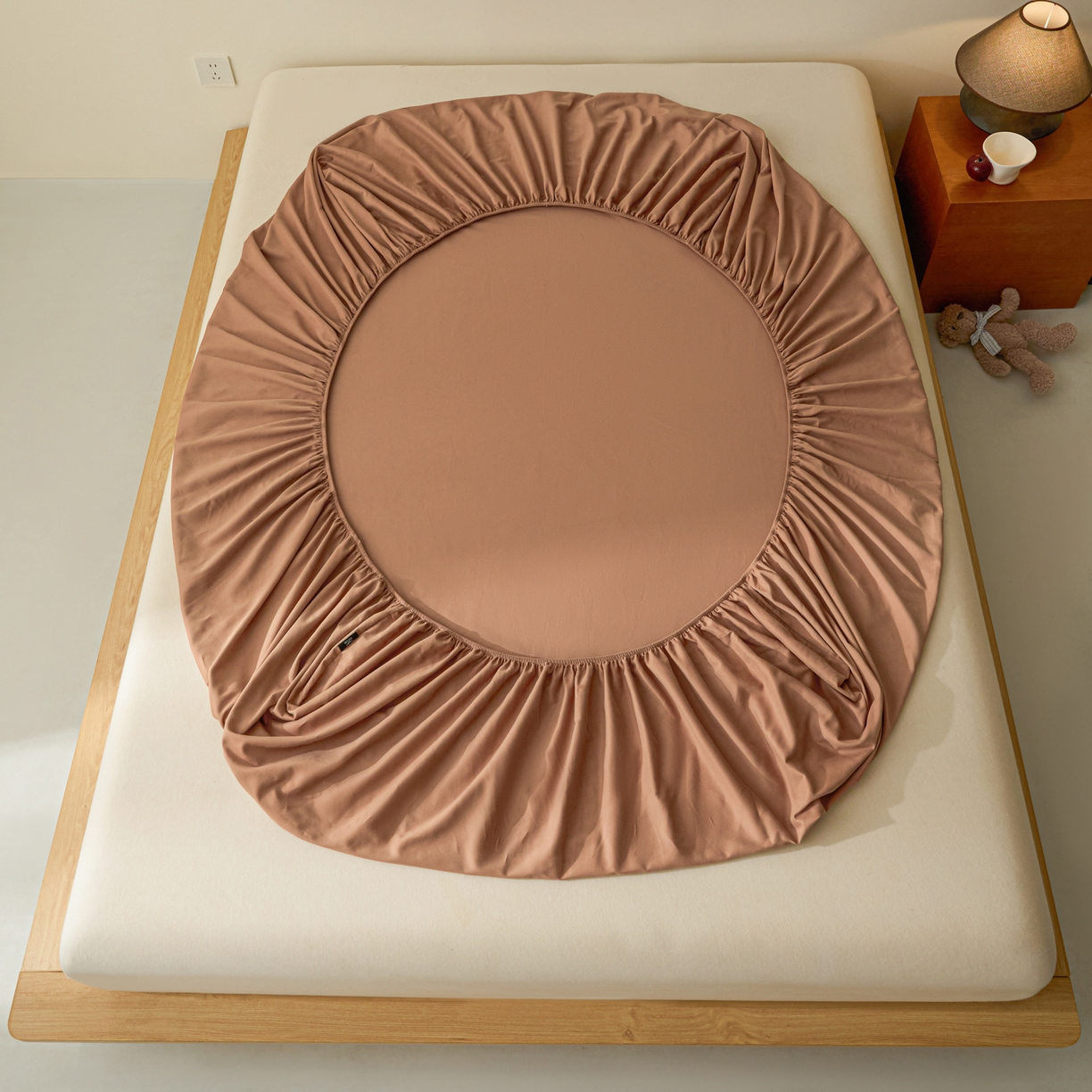 91家纺网 家纺一手货源 找家纺 锦觅 2025新款100S全棉长绒棉陶瓷磨毛绣花纯色单品床笠三件套 气球猫咪(深秋咖）