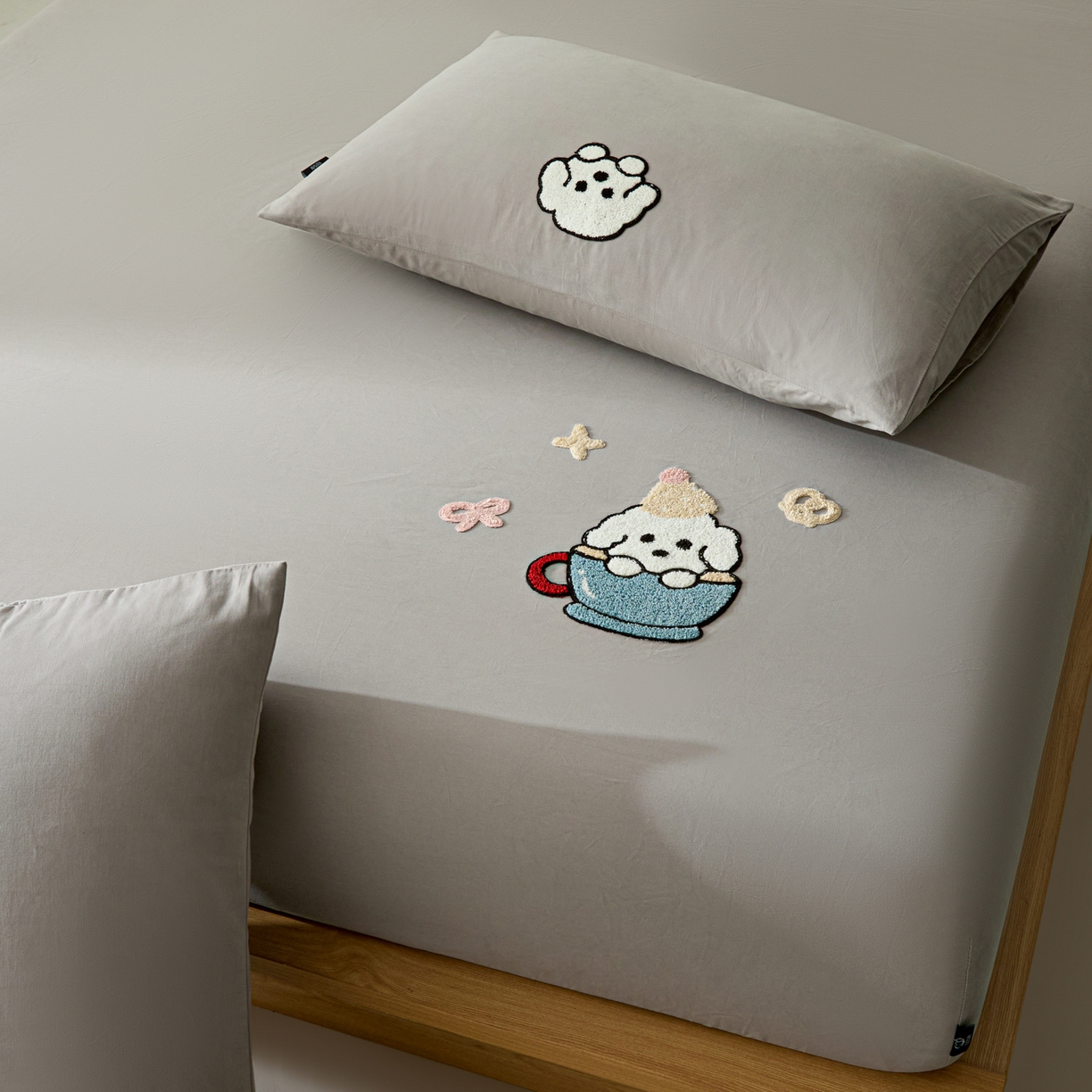 91家纺网 家纺一手货源 找家纺 锦觅 2025新款100S全棉长绒棉陶瓷磨毛绣花纯色单品床笠三件套 茶杯狗狗（太空灰）