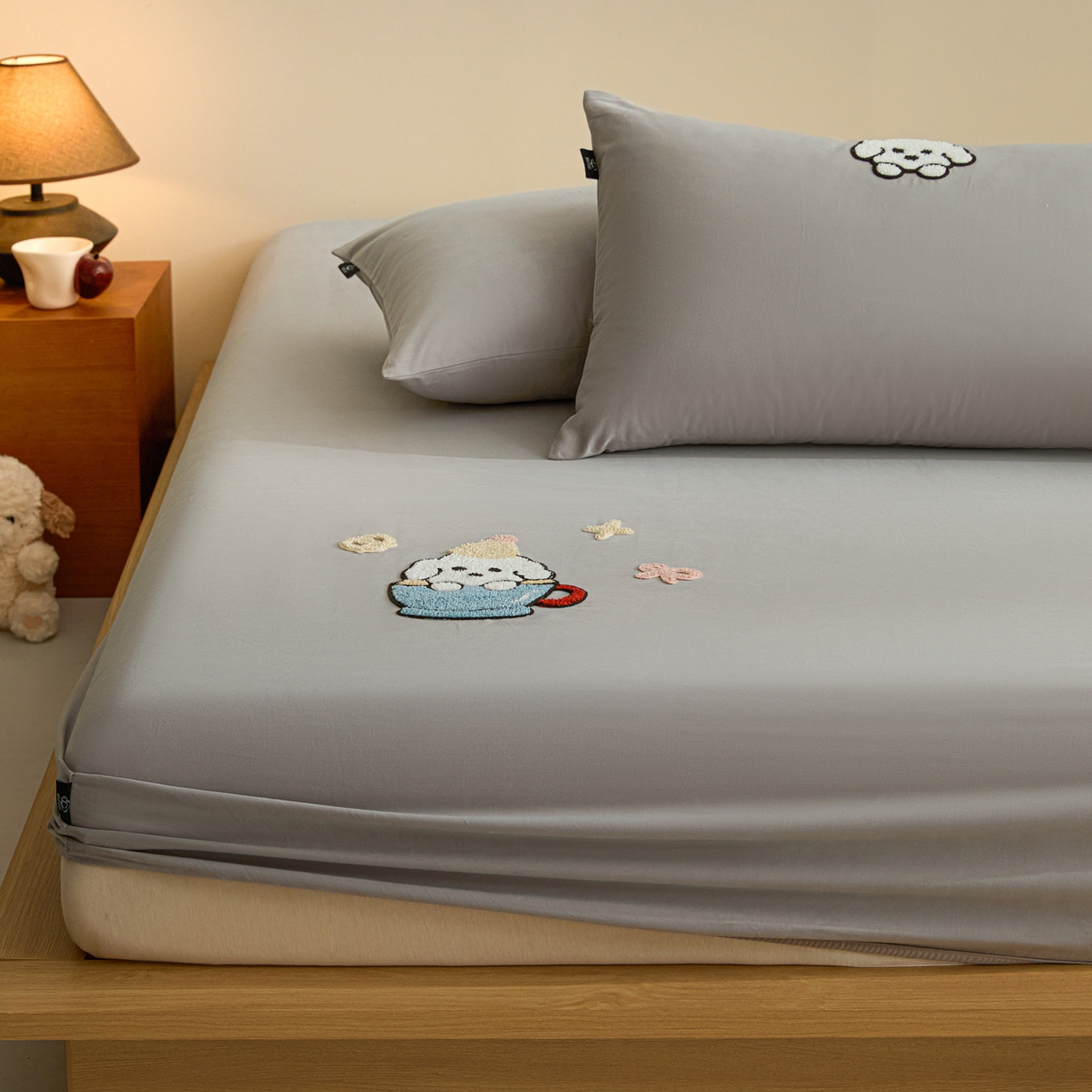 91家纺网 家纺一手货源 找家纺 锦觅 2025新款100S全棉长绒棉陶瓷磨毛绣花纯色单品床笠三件套 茶杯狗狗（太空灰）