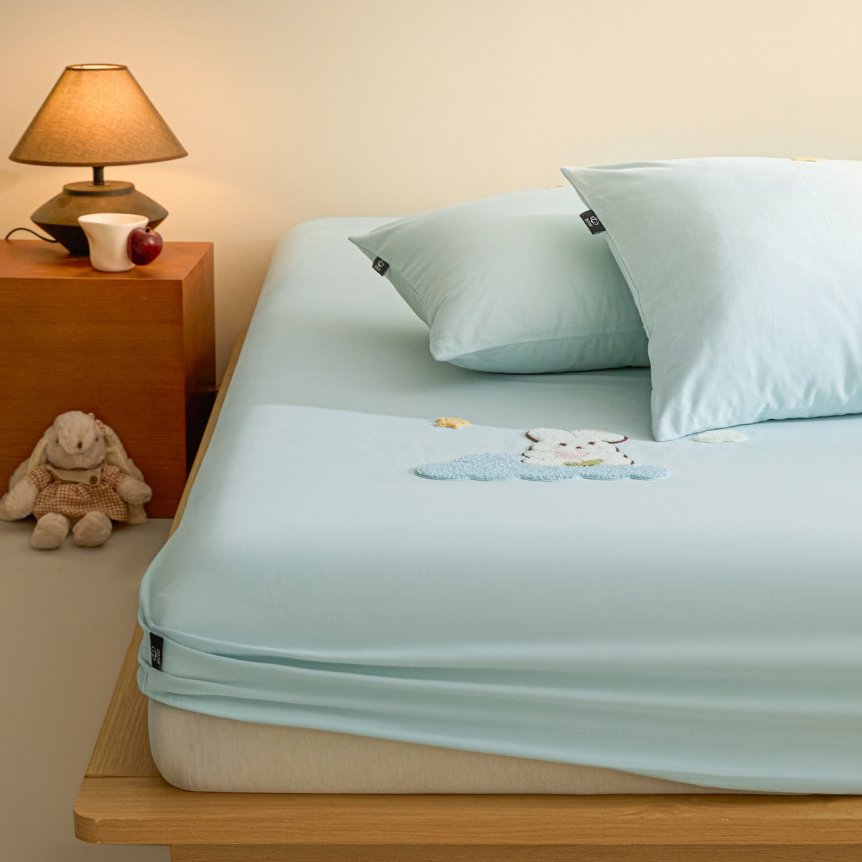 91家纺网 家纺一手货源 找家纺 锦觅 2025新款100S全棉长绒棉陶瓷磨毛绣花纯色单品床笠三件套 星空兔兔（湖水蓝）