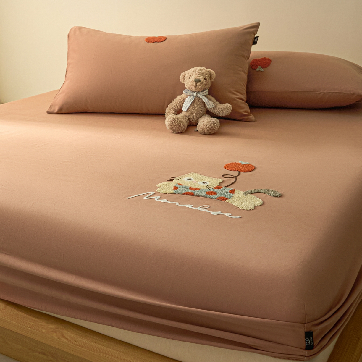 91家纺网 家纺一手货源 找家纺 锦觅 2025新款100S全棉长绒棉陶瓷磨毛绣花纯色单品床笠三件套 气球猫咪(深秋咖）