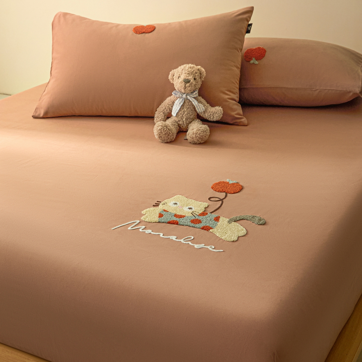 91家纺网 家纺一手货源 找家纺 锦觅 2025新款100S全棉长绒棉陶瓷磨毛绣花纯色单品床笠三件套 气球猫咪(深秋咖）