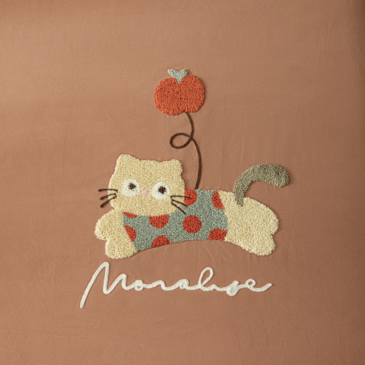 91家纺网 家纺一手货源 找家纺 锦觅 2025新款100S全棉长绒棉陶瓷磨毛绣花纯色单品床笠三件套 气球猫咪(深秋咖）