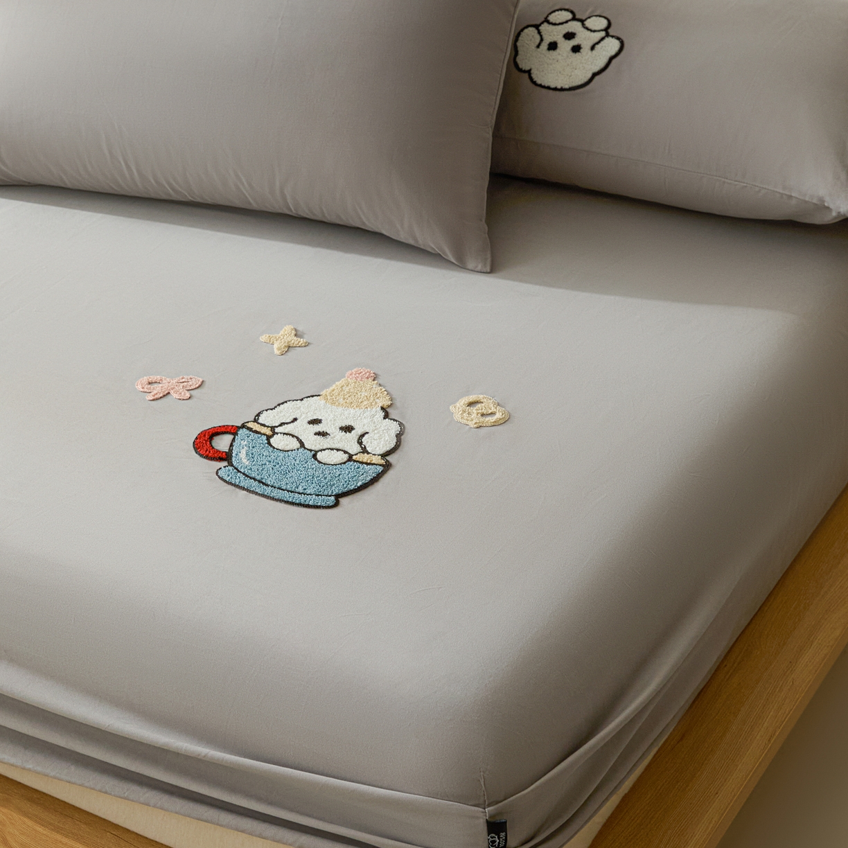 91家纺网 家纺一手货源 找家纺 锦觅 2025新款100S全棉长绒棉陶瓷磨毛绣花纯色单品床笠三件套 茶杯狗狗（太空灰）