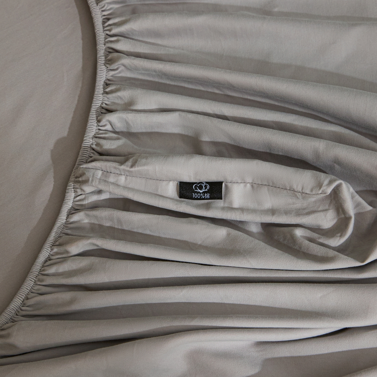 91家纺网 家纺一手货源 找家纺 锦觅 2025新款100S全棉长绒棉陶瓷磨毛绣花纯色单品床笠三件套 茶杯狗狗（太空灰）