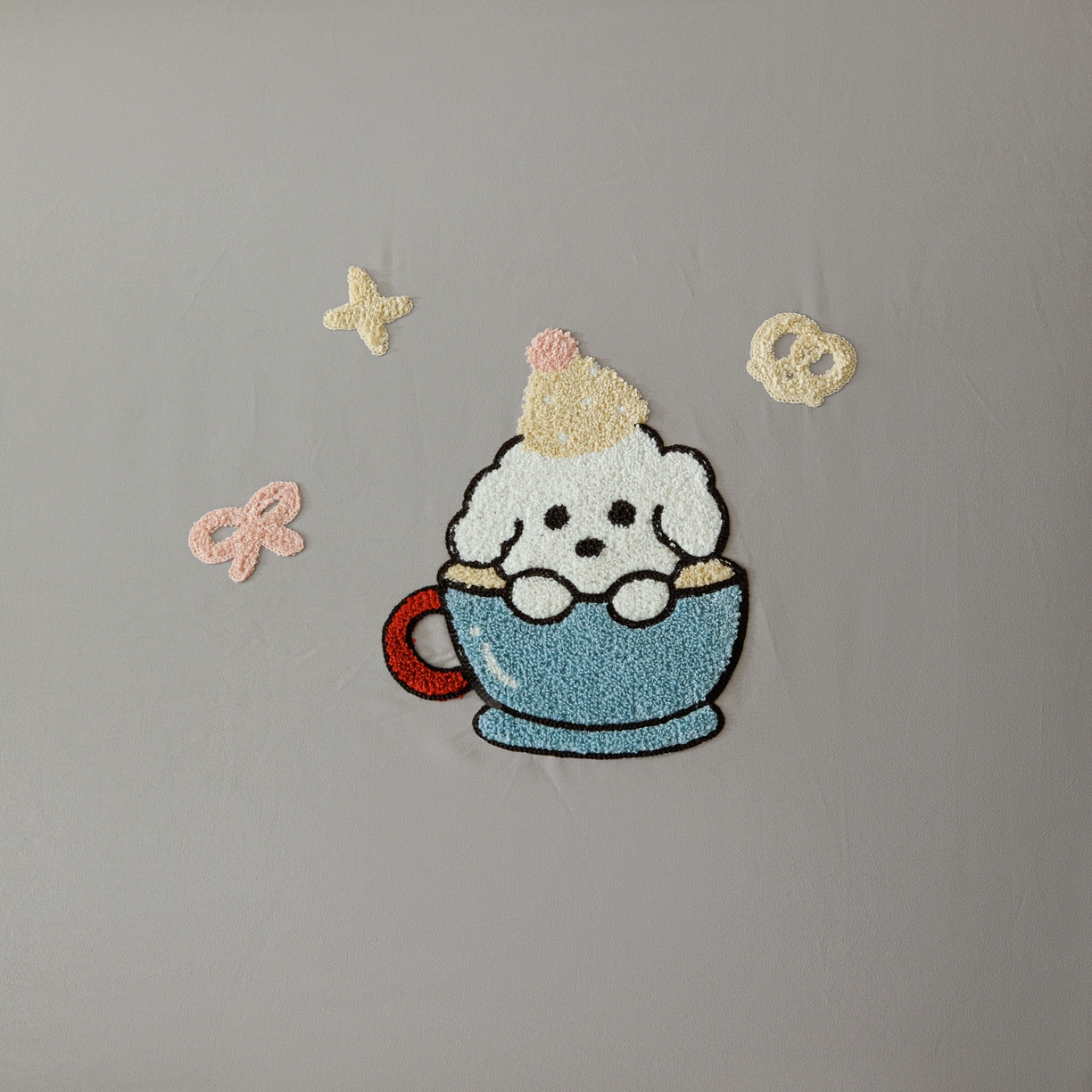 91家纺网 家纺一手货源 找家纺 锦觅 2025新款100S全棉长绒棉陶瓷磨毛绣花纯色单品床笠三件套 茶杯狗狗（太空灰）