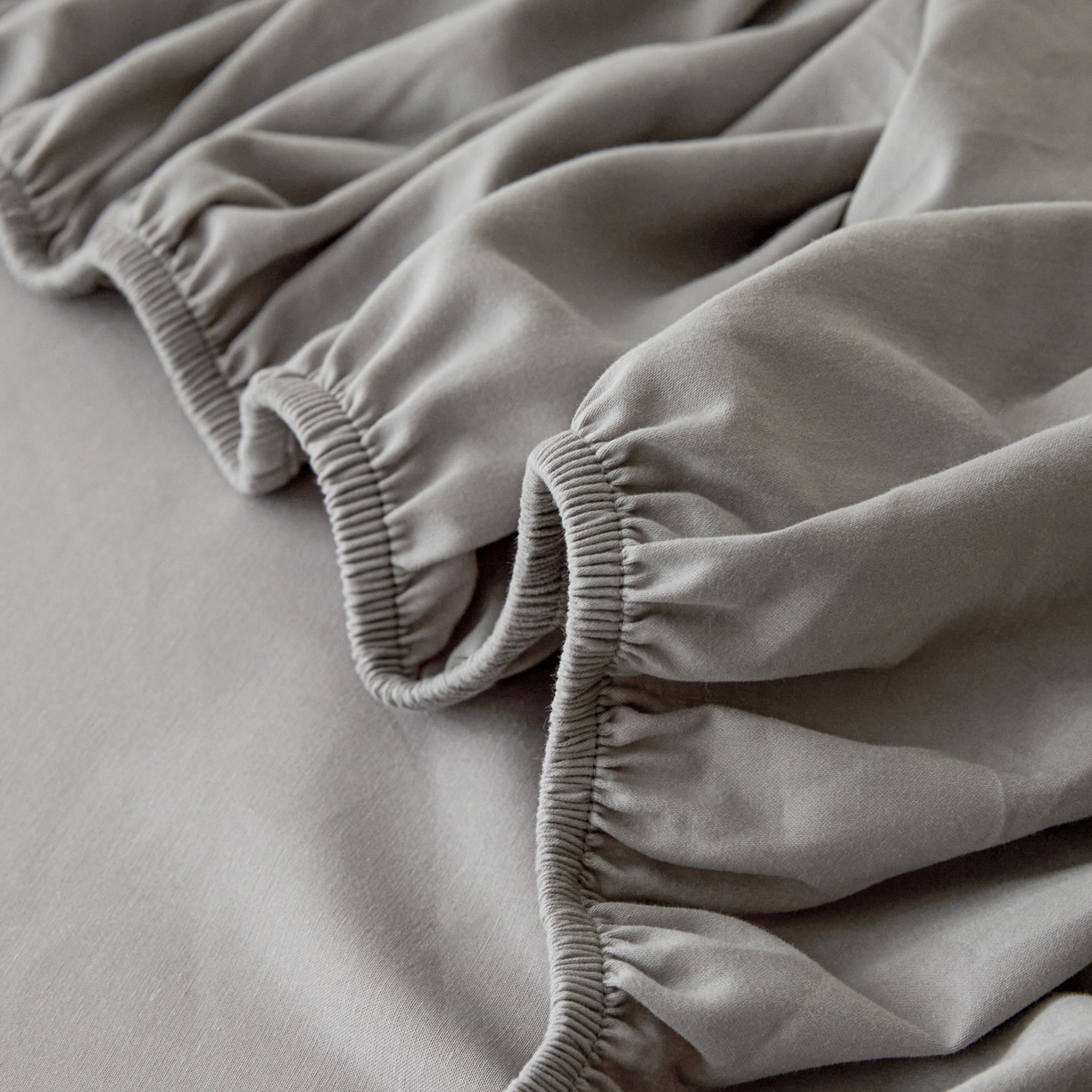 91家纺网 家纺一手货源 找家纺 锦觅 2025新款100S全棉长绒棉陶瓷磨毛绣花纯色单品床笠三件套 茶杯狗狗（太空灰）