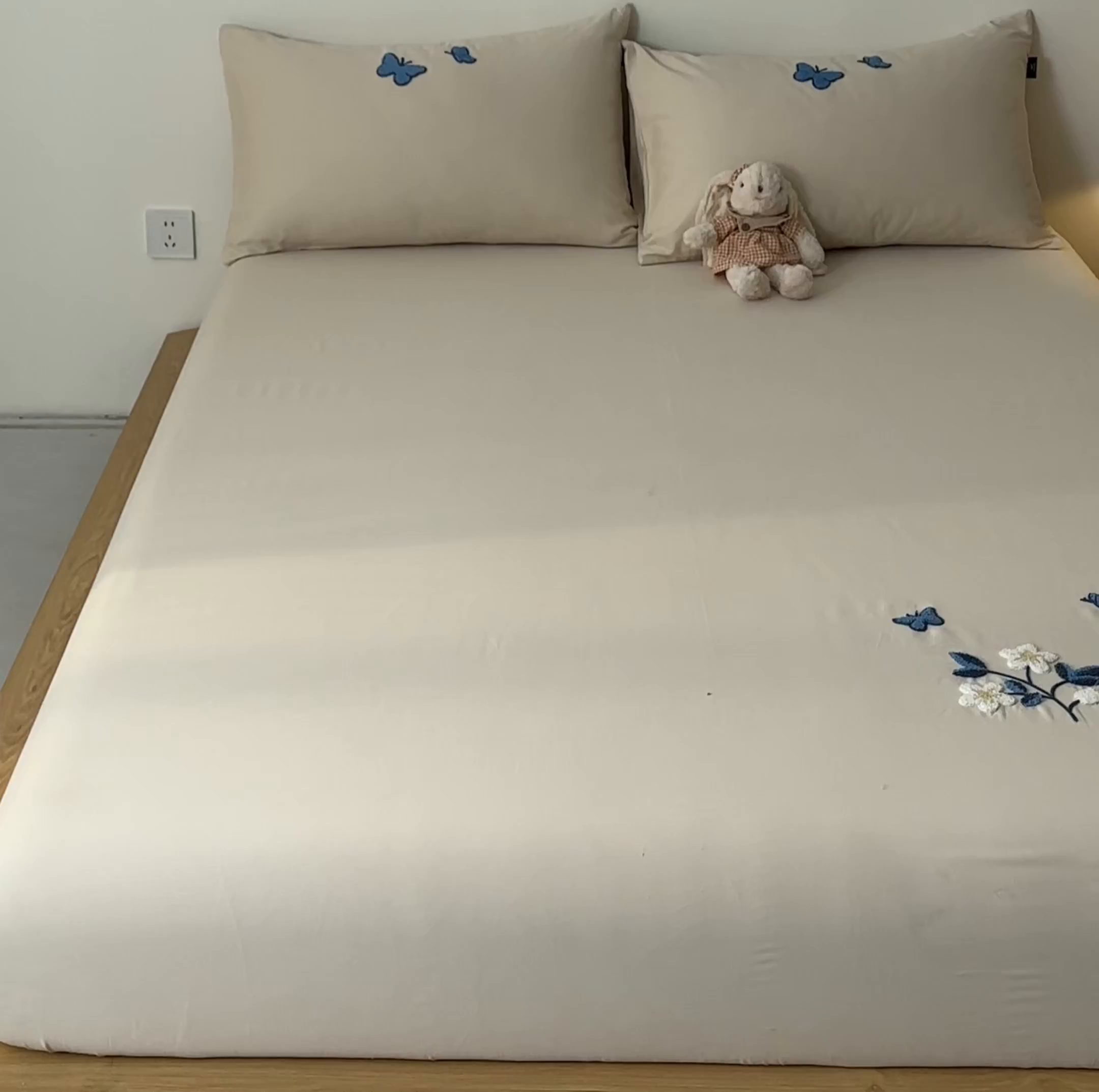 91家纺网 家纺一手货源 找家纺 锦觅 2025新款100S全棉长绒棉陶瓷磨毛绣花纯色单品床笠三件套 漫天飞舞（烟云米）