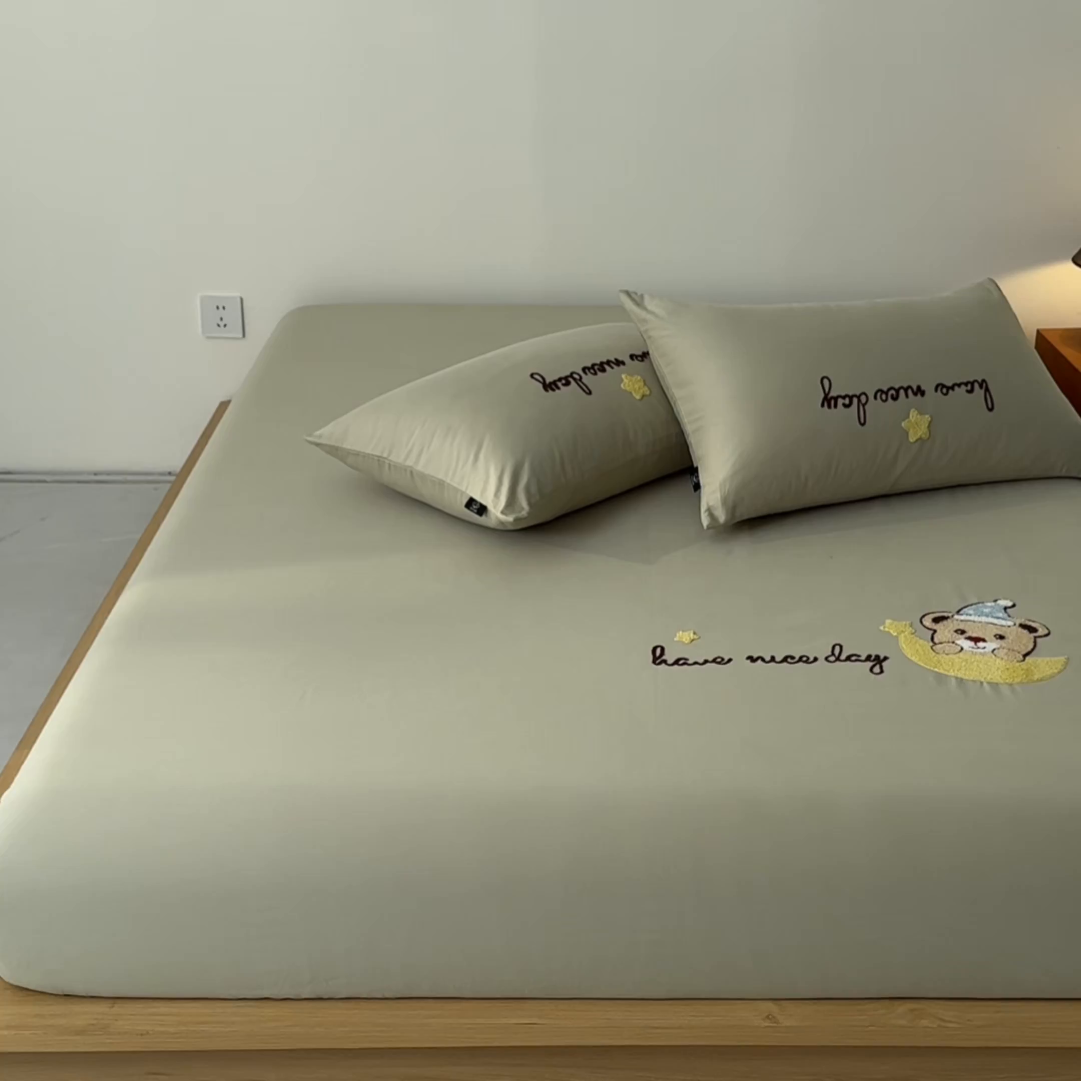 91家纺网 家纺一手货源 找家纺 锦觅 2025新款100S全棉长绒棉陶瓷磨毛绣花纯色单品床笠三件套 月亮小熊（奶绿）