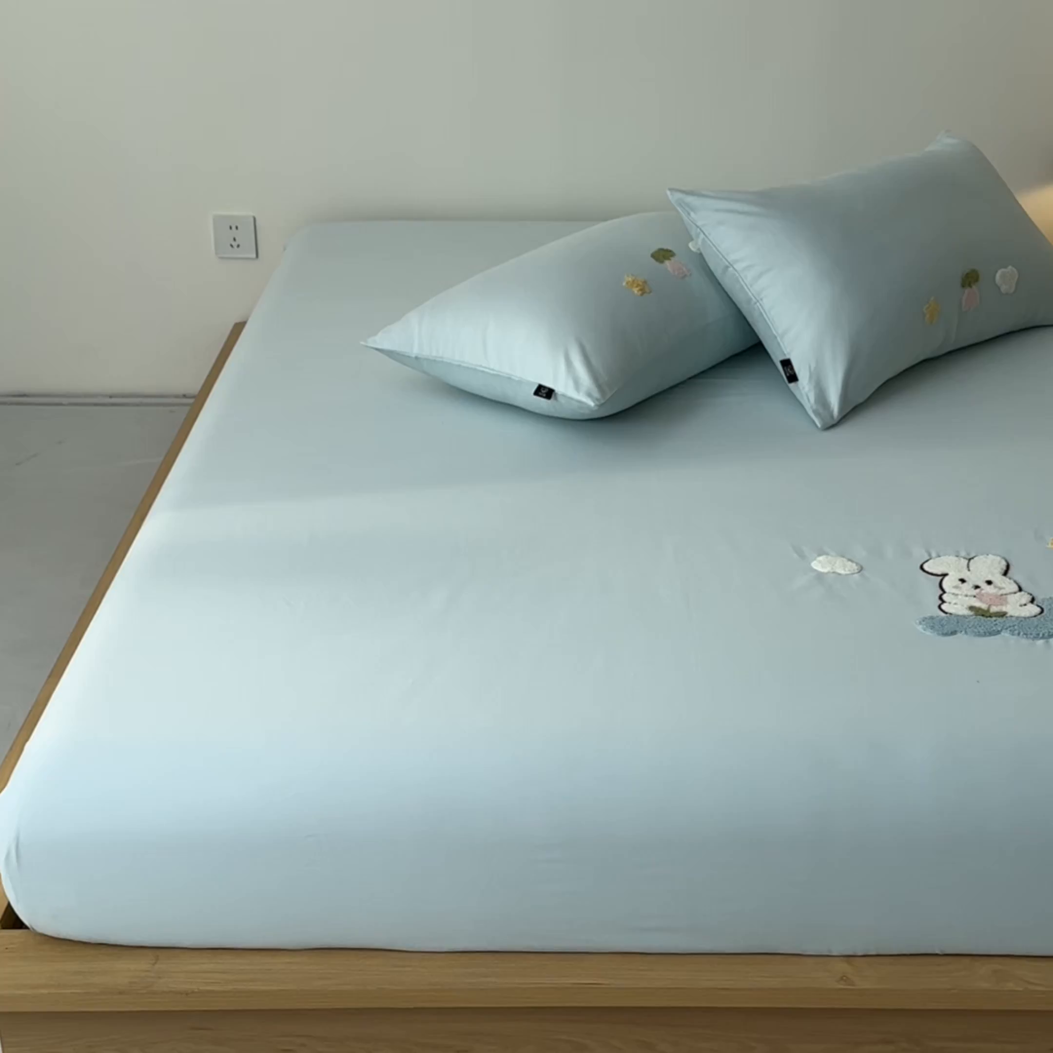 91家纺网 家纺一手货源 找家纺 锦觅 2025新款100S全棉长绒棉陶瓷磨毛绣花纯色单品床笠三件套 星空兔兔（湖水蓝）