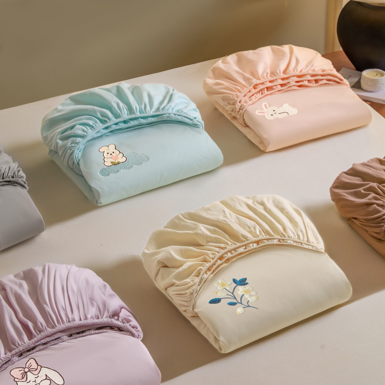 91家纺网 家纺一手货源 找家纺 锦觅 2025新款时尚条纹小清新卡通学生季系列印花绣花全棉纯棉四件套 摇钱树