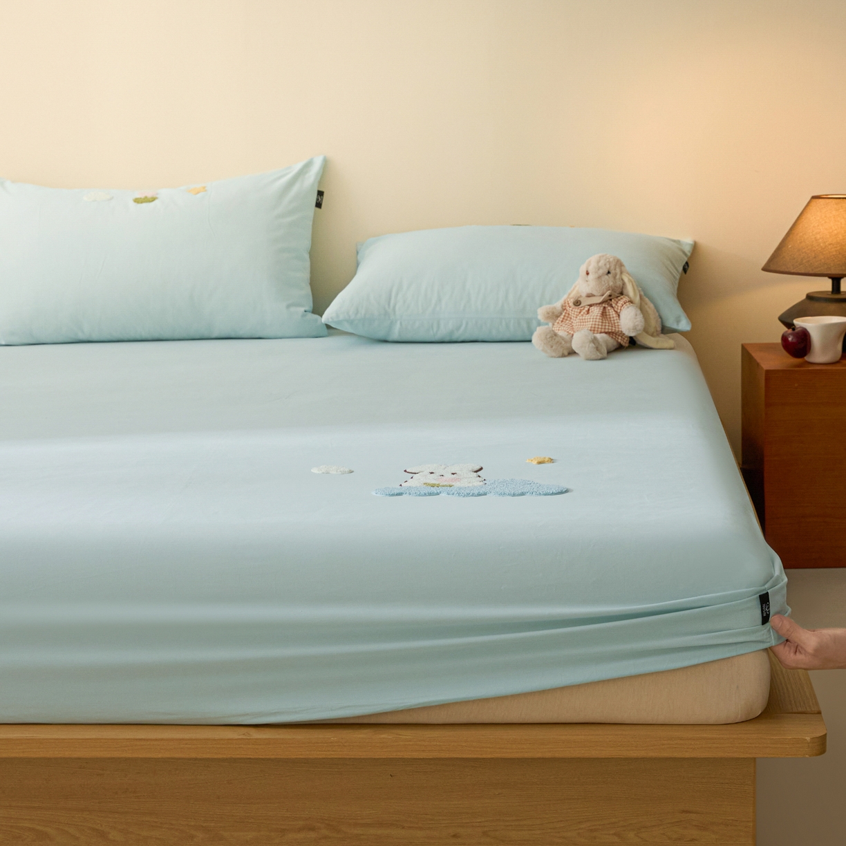 91家纺网 家纺一手货源 找家纺 锦觅 2025新款100S全棉长绒棉陶瓷磨毛绣花纯色单品床笠三件套 星空兔兔（湖水蓝）