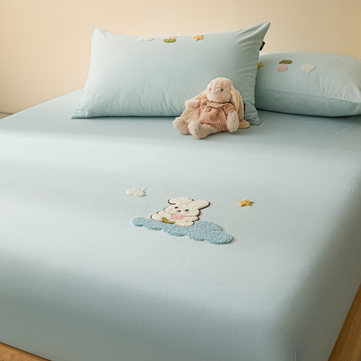 91家纺网 家纺一手货源 找家纺 锦觅 2025新款100S全棉长绒棉陶瓷磨毛绣花纯色单品床笠三件套 星空兔兔（湖水蓝）