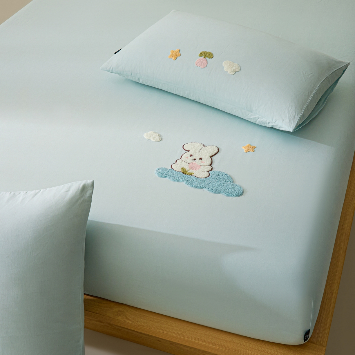 91家纺网 家纺一手货源 找家纺 锦觅 2025新款100S全棉长绒棉陶瓷磨毛绣花纯色单品床笠三件套 星空兔兔（湖水蓝）