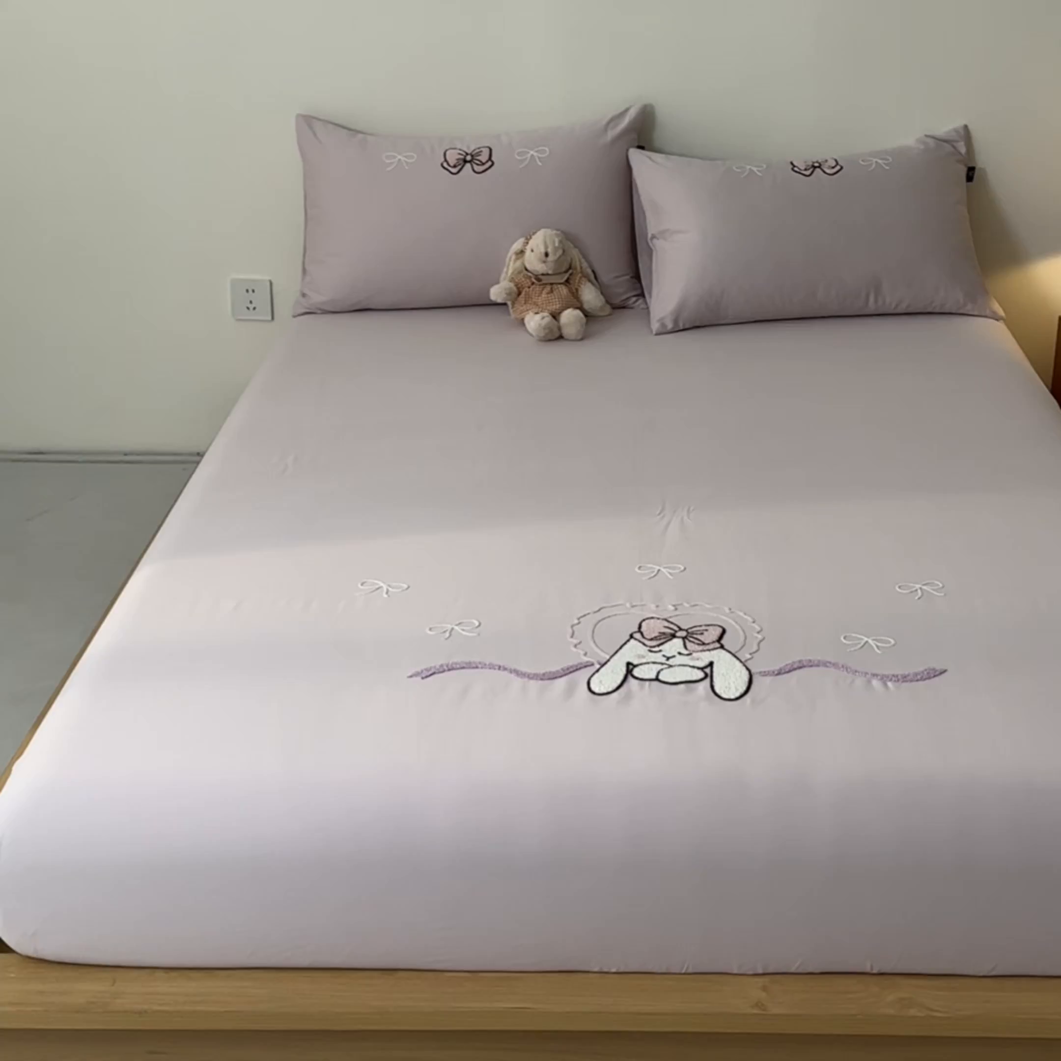 91家纺网 家纺一手货源 找家纺 锦觅 2025新款100S全棉长绒棉陶瓷磨毛绣花纯色单品床笠三件套 晚安兔兔（幻影紫）