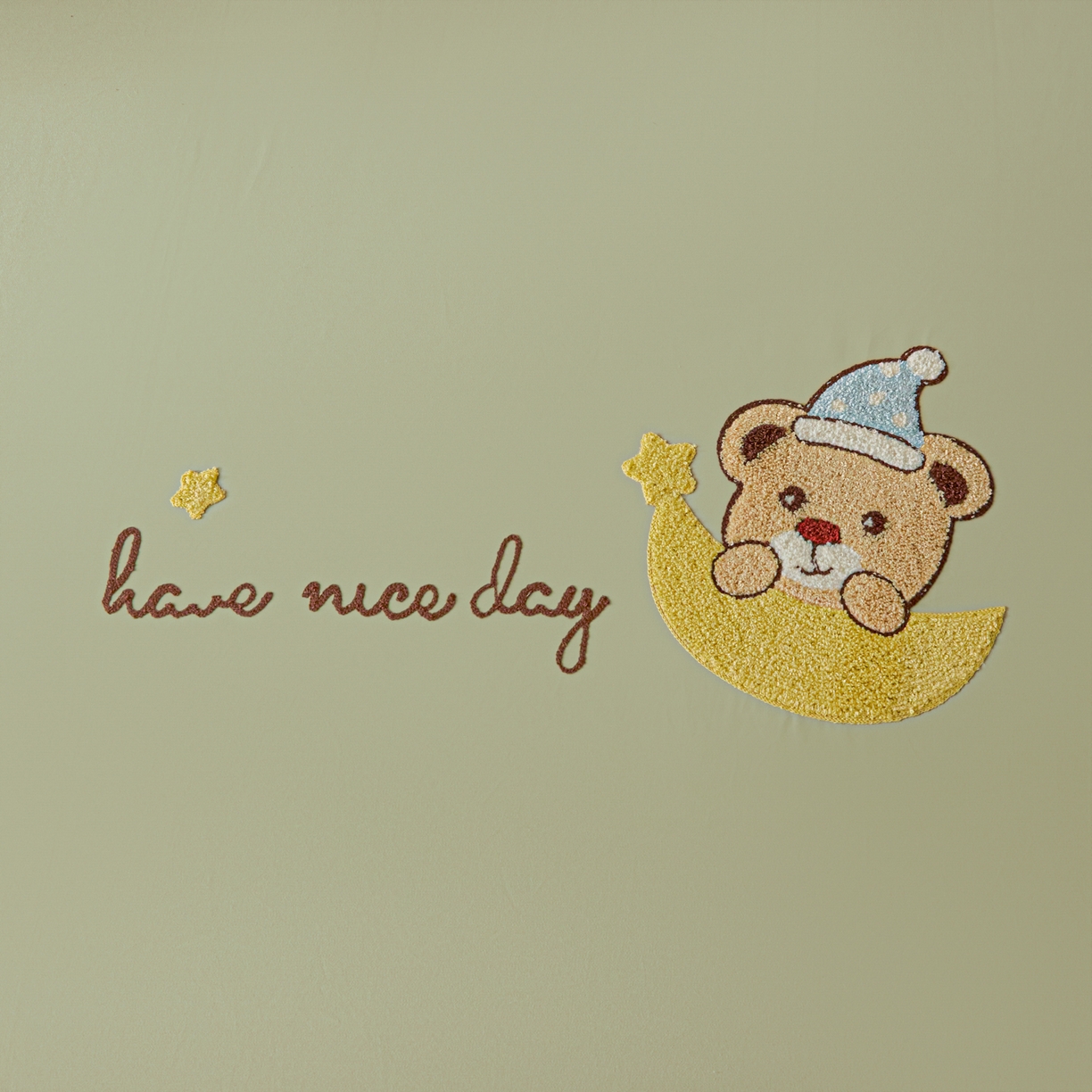 91家纺网 家纺一手货源 找家纺 锦觅 2025新款100S全棉长绒棉陶瓷磨毛绣花纯色单品床笠三件套 月亮小熊（奶绿）