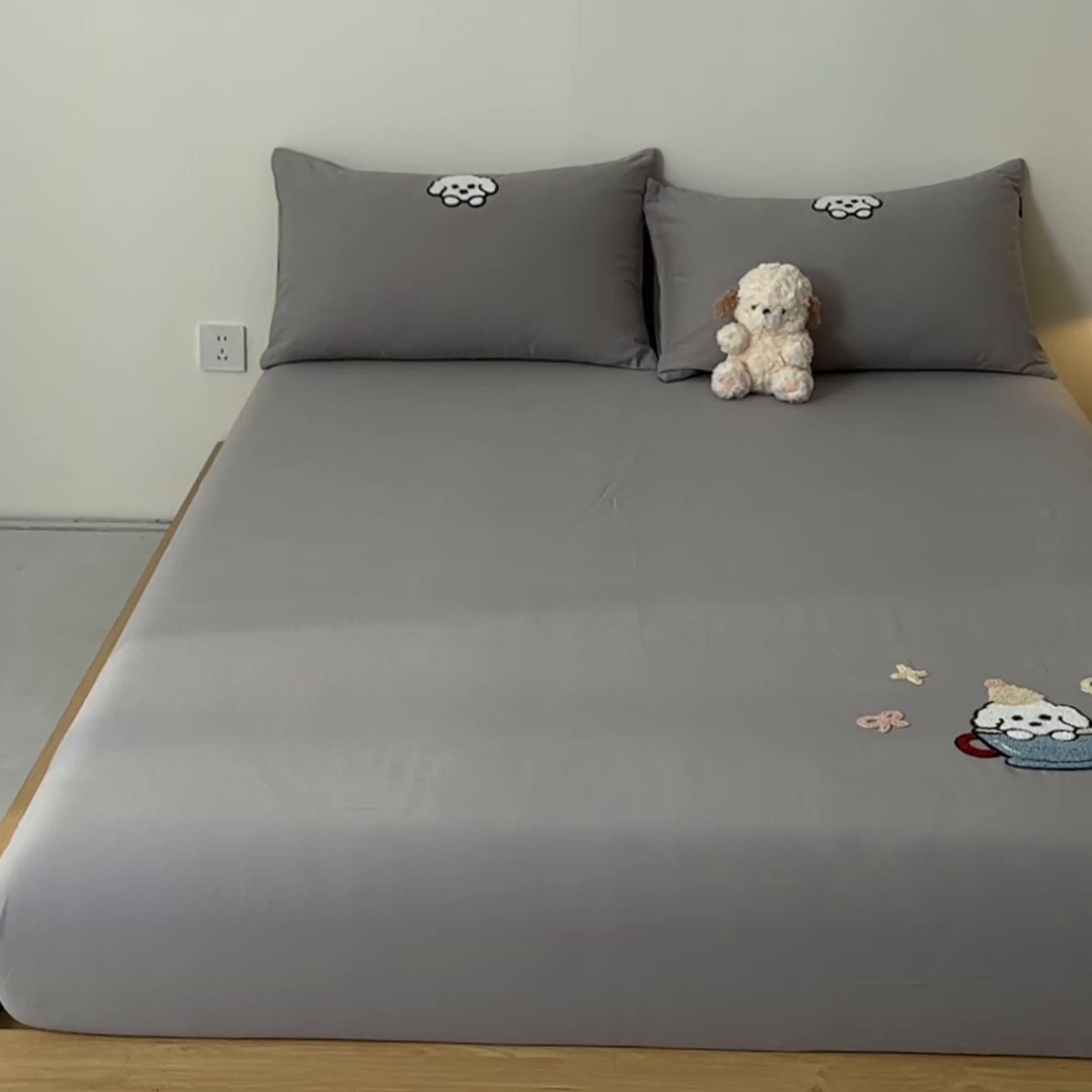 91家纺网 家纺一手货源 找家纺 锦觅 2025新款100S全棉长绒棉陶瓷磨毛绣花纯色单品床笠三件套 茶杯狗狗（太空灰）