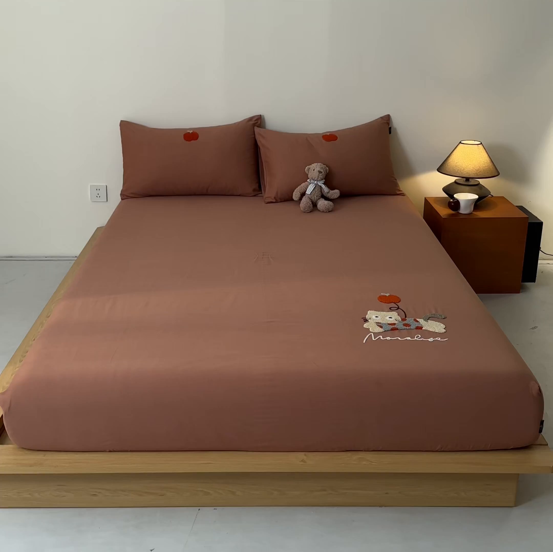 91家纺网 家纺一手货源 找家纺 锦觅 2025新款100S全棉长绒棉陶瓷磨毛绣花纯色单品床笠三件套 气球猫咪(深秋咖）