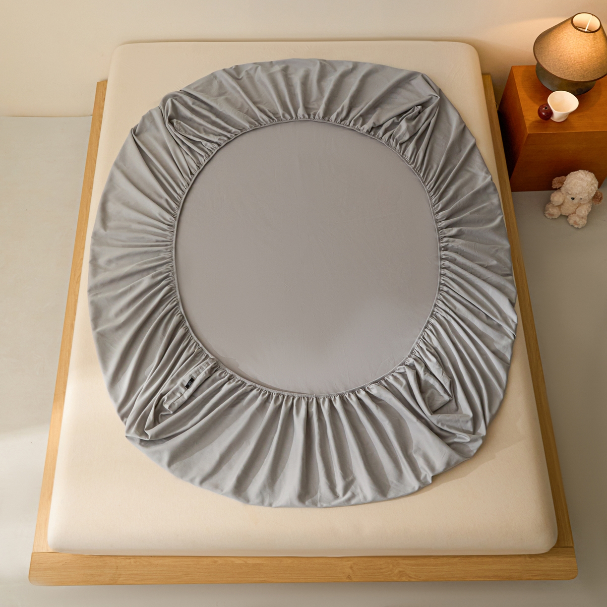 91家纺网 家纺一手货源 找家纺 锦觅 2025新款100S全棉长绒棉陶瓷磨毛绣花纯色单品床笠三件套 茶杯狗狗（太空灰）