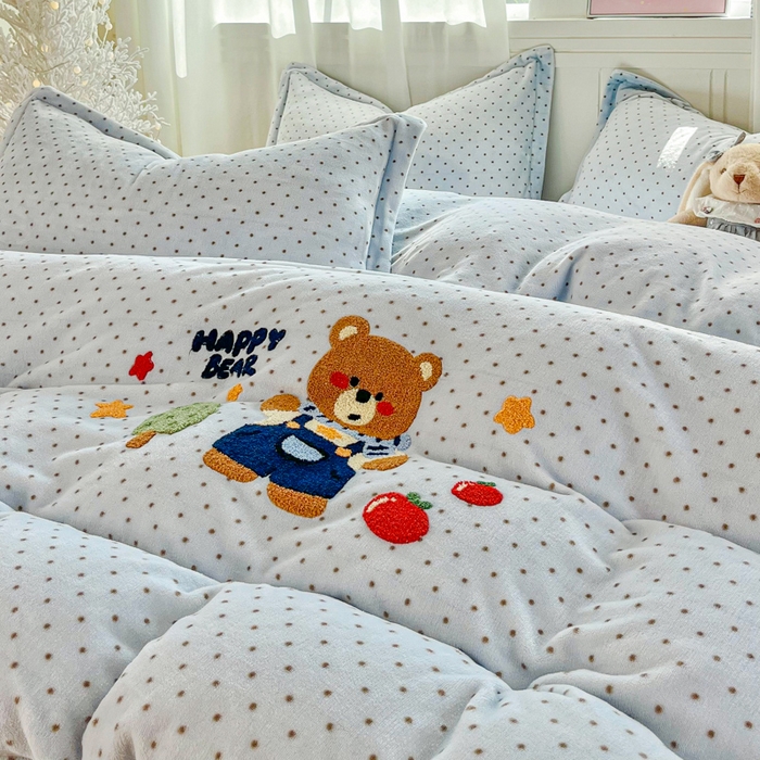 91家纺网 家纺一手货源 找家纺 梦可莱家居 2025新款牛奶绒奶油系列印加绣床盖四件套 奶熊团团兰