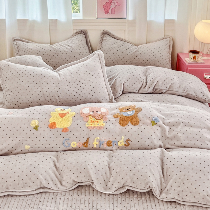 91家纺网 家纺一手货源 找家纺 梦可莱家居 2025新款牛奶绒奶油系列印加绣床盖四件套 奶伙伴灰