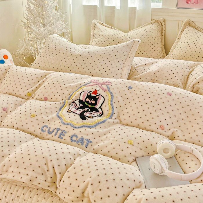 91家纺网 家纺一手货源 找家纺 梦可莱家居 2025新款牛奶绒奶油系列印加绣床盖四件套 奶猫米粒