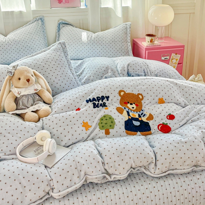 91家纺网 家纺一手货源 找家纺 梦可莱家居 2025新款牛奶绒奶油系列印加绣床盖四件套 奶熊团团兰