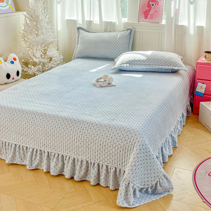 91家纺网 家纺一手货源 找家纺 梦可莱家居 2025新款牛奶绒奶油系列印加绣床盖四件套 奶熊团团兰