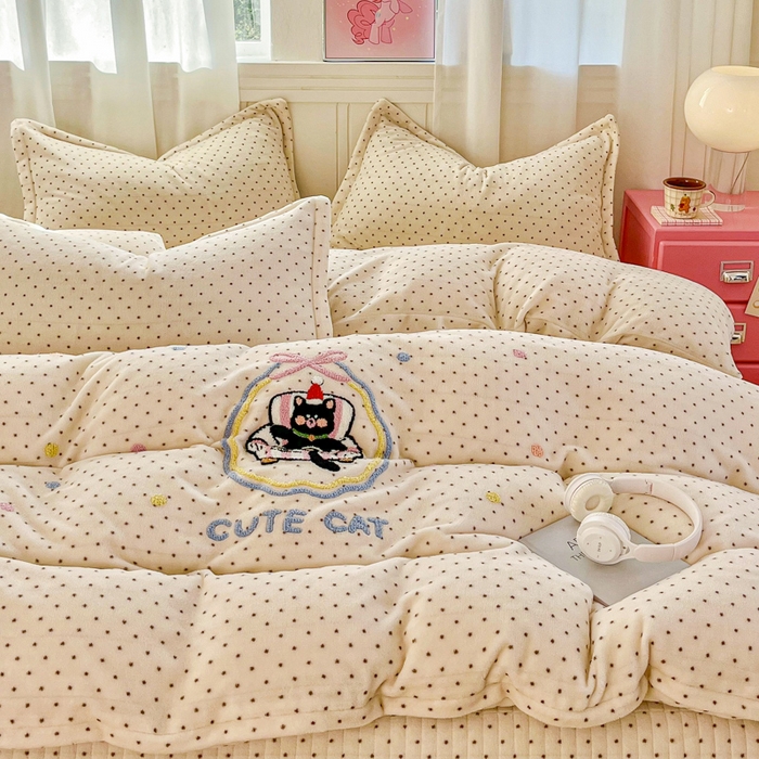 91家纺网 家纺一手货源 找家纺 梦可莱家居 2025新款牛奶绒奶油系列印加绣床盖四件套 奶猫米粒