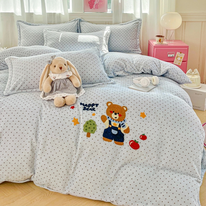 91家纺网 家纺一手货源 找家纺 梦可莱家居 2025新款牛奶绒奶油系列印加绣床盖四件套 奶熊团团兰