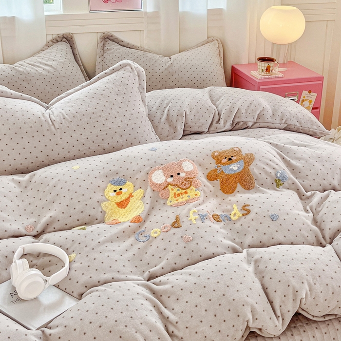 91家纺网 家纺一手货源 找家纺 梦可莱家居 2025新款牛奶绒奶油系列印加绣床盖四件套 奶伙伴灰