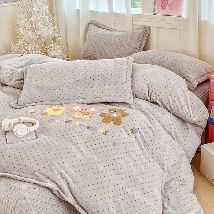 91家纺网 家纺一手货源 找家纺 梦可莱家居 2025新款牛奶绒奶油系列印加绣床盖四件套 奶伙伴灰