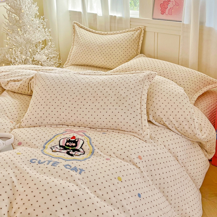 91家纺网 家纺一手货源 找家纺 梦可莱家居 2025新款牛奶绒奶油系列印加绣床盖四件套 奶猫米粒